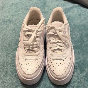 Nike women’s court platform tennis shoe size 9.5
